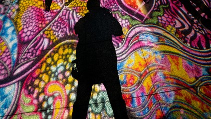 Eine bunte Bodenprojektion auf dem Potsdamer Platz in Berlin zum Festival of Lights 2024.