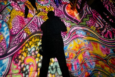 Eine bunte Bodenprojektion auf dem Potsdamer Platz in Berlin zum Festival of Lights 2024.