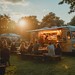 Sommer mit Abendstimmung, Menschen sitzen draußen, ein Foodtruck