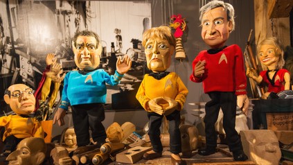 Marionettenpuppen der Augsburger Puppenkiste, die verschiedene deutsche Politiker darstellen werden unter anderem im Museum des Marionettentheatersgezeigt.