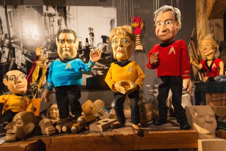 Marionettenpuppen der Augsburger Puppenkiste, die verschiedene deutsche Politiker darstellen werden unter anderem im Museum des Marionettentheatersgezeigt.