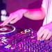 Nahaufnahme der Hände eines DJs, der in einem Nachtclub bei einer Party an einem Mixer Musik auflegt