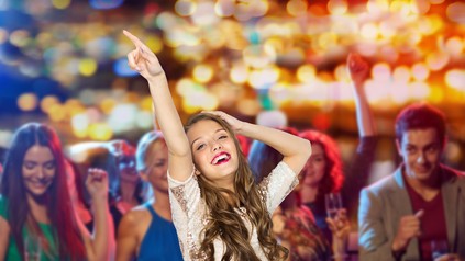 Studierende tanzen und feiern auf der Tanzfläche in einem Club.