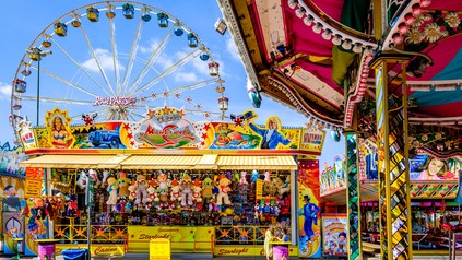 Ein Losstand auf dem Augsburger herbstplärrer. Im Hintergrund dreht sich das Riesenrad.