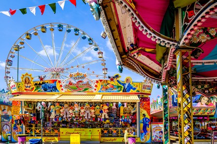 Ein Losstand auf dem Augsburger herbstplärrer. Im Hintergrund dreht sich das Riesenrad.