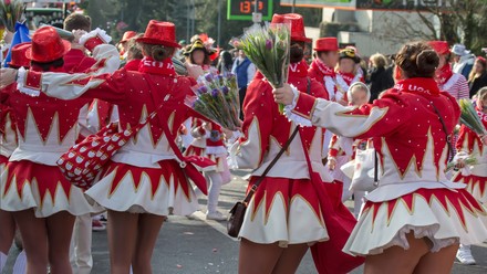 Ein Karnevalsverein zieht in Karnevalsuniformen durch die Straßen Kölns.