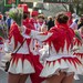 Ein Karnevalsverein zieht in Karnevalsuniformen durch die Straßen Kölns.