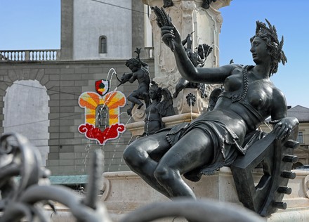 Der Augustusbrunnen, einer der Prachtbrunnen in Augsburg mit der Statue der Singold und im Hintergrund der Perlachturm geschmückt für das Turamichele.