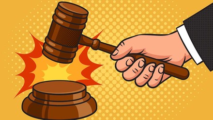 Hand, die auf den Richterhammer schlägt – im Comicstyle.