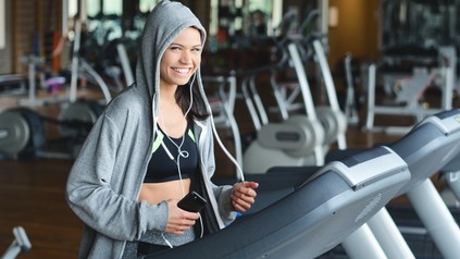 Studierende beim Training in einem Fitnessstudio.