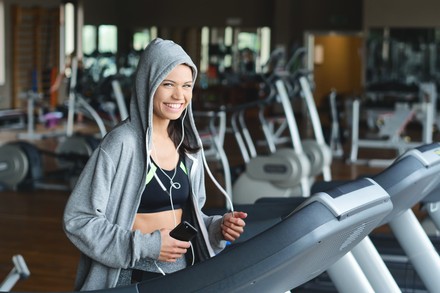 Studierende beim Training in einem Fitnessstudio.