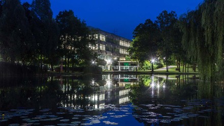 Unisee am Campus in Augsburg bei Nacht.