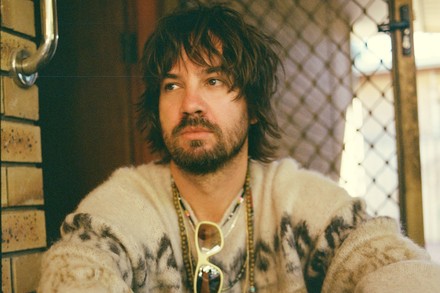 Kevin Parker von Tame Impala auf dem offiziellen Pressefoto zur Deadbeat-Tour.