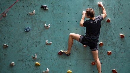 Junger Mann beim Bouldern