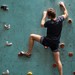 Junger Mann beim Bouldern