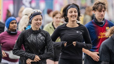 Junge Frauen beim Joggen im Rahmen des Outdoorsportfestes in München