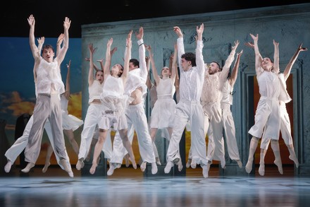 Tänzerinnen und Tänzer des Staatstheaters Augsburg in „Les Noces & Le Sacre du printemps“ auf der Bühne.
