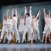 Tänzerinnen und Tänzer des Staatstheaters Augsburg in „Les Noces & Le Sacre du printemps“ auf der Bühne.