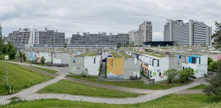 Bunte Studentenbungalows und Wohnhochhäuser im Olympischen Dorf in München.