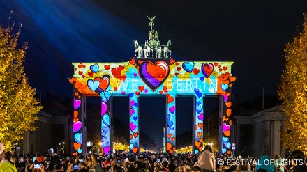 Blick auf das beleuchtete Brandenburger Tor in Berlin anlässlich des Festival of Lights 2025.