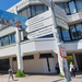 Campus der Uni Augsburg mit Willkommensbanner zum Semesterstart.