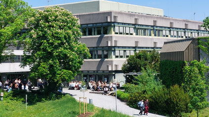 Campus der Universität Augsburg mit Blick auf den Außenbereich der alten Cafete.