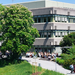 Campus der Universität Augsburg mit Blick auf den Außenbereich der alten Cafete.
