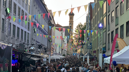 Menschen feiern auf der Ludwigstraße in Ausgburg.