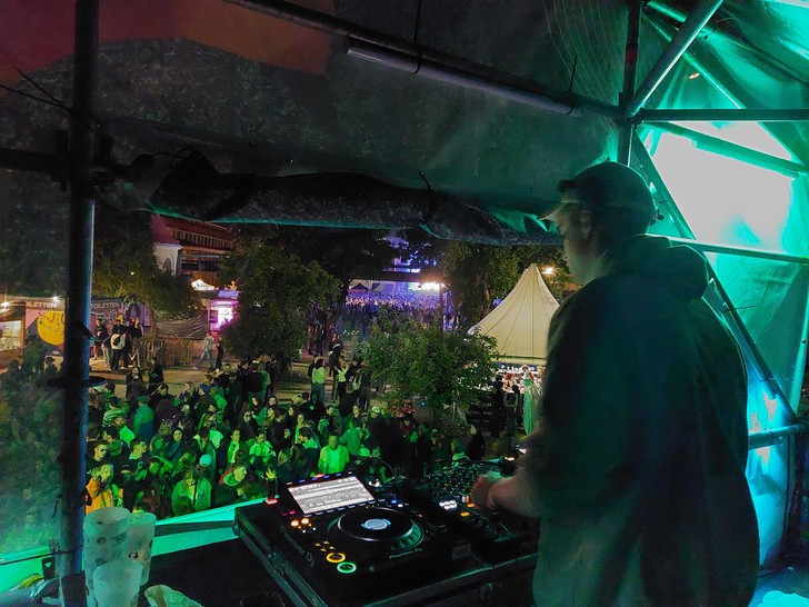 DJ legt auf.