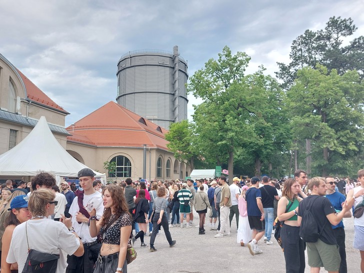 Menschen steht auf dem Gaswerkgelände.