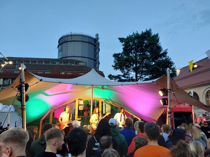 Kleine Bühne mit bunten Lichtern,