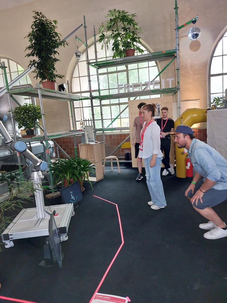 Roboterarm und Mann.