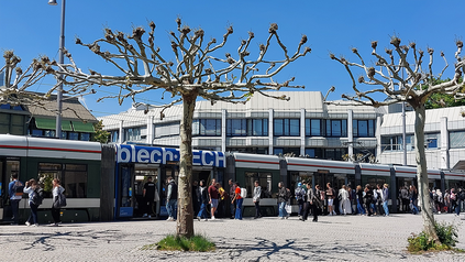 Straßenbahn hält an der Station Universität Augsburg.