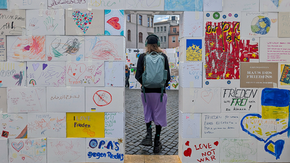 Junge Frau Betritt Friedenshaus auf dem Rathausplatz in Augsburg.