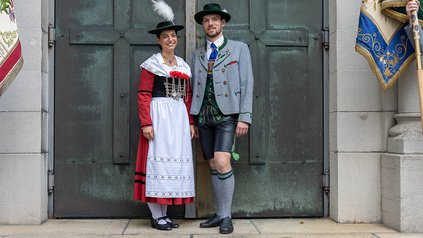 Mann und Frau in Tracht.