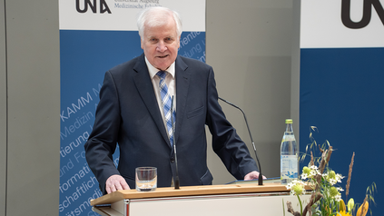 Horst Seehofer bei der Verleihung der Ehrendoktorwürde an der Uni Augsburg.