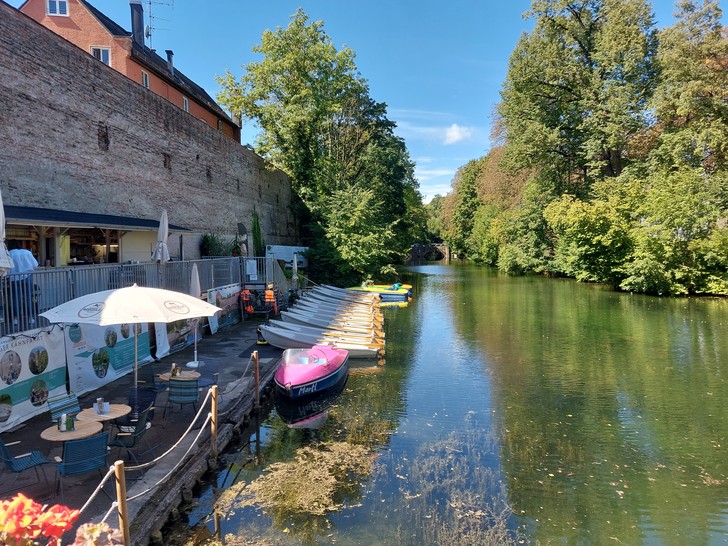 Biergarten und Boote der Kahnfahrt.