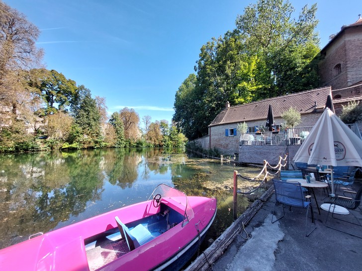 Pinkes Tretboot.