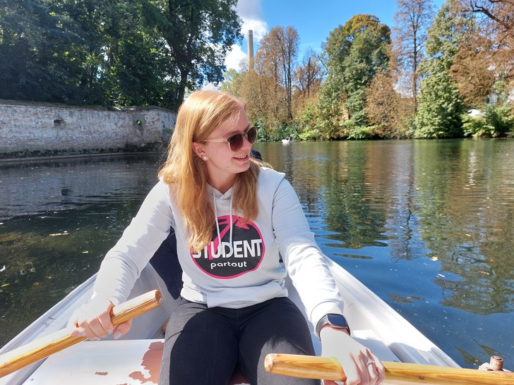 Junge Frau in Ruderboot.