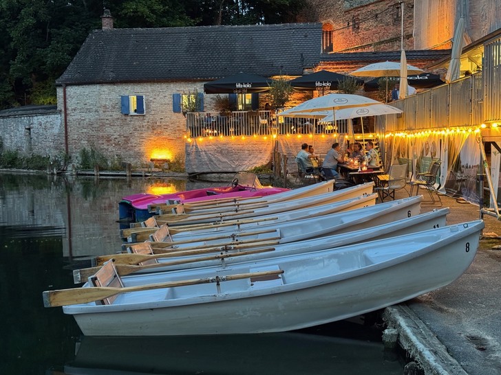Ruderboote an der Kahnfahrt bei Nacht.