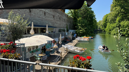 Blick auf die Boote und den Biergarten der Kahnfahrt Augsburg.