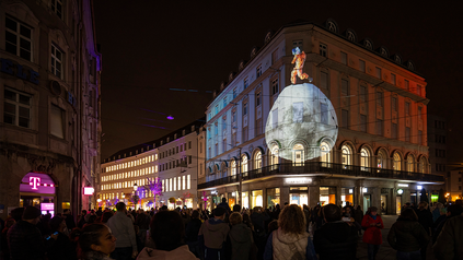 Lichtprojektion auf Gebäude in Augsburg.