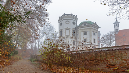Wassertürme in Augsburg bei Nebel.