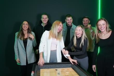 Freundesgruppe hat Spaß in der Duellbox Augsburg.