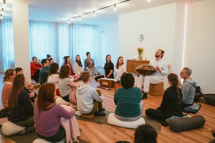 Kurs bei Yeah Yoga mit Klangschale.