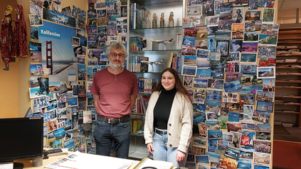 Team des Reisebüro Fernweh in Augsburg vor dem Tresen.