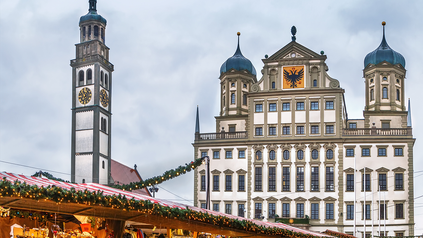 Weihnachtsmarkt in Augsburg mit Perlachturm und Rathaus im Hintergrund.