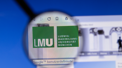 Homepage der LMU mit Lupe und Zoom aufs Logo.