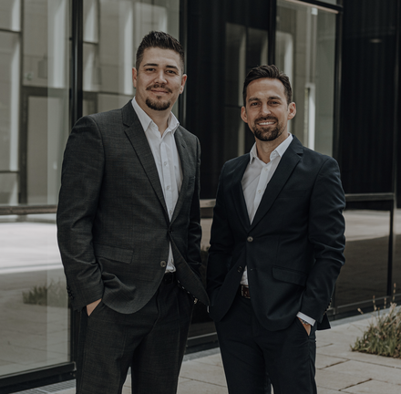 Von links Ayhan Katip und Juliano De Donato vom Team Katip Immobilien (©Katip)