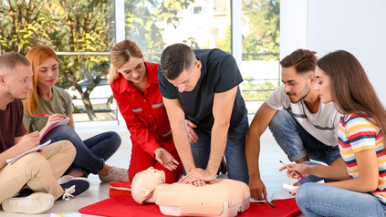 Reanimationsübungen an einer Puppe.